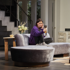 Review: Idina Menzel lights up the sexy-neurotic comedy ‘Skintight’ at the Geffen Playhouse