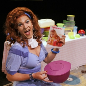 Review: Dixie’s hilarious Tupperware spiel is ‘er-tight’